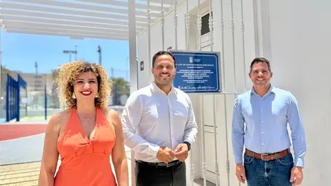 El alcalde Yonathan de León junto a la concejala de Deportes,Eli Merino, y el consejero de Obras Públicas, Jacobo Medina, en la reapertura de estas instalaciones del barrio de Las Salinas 