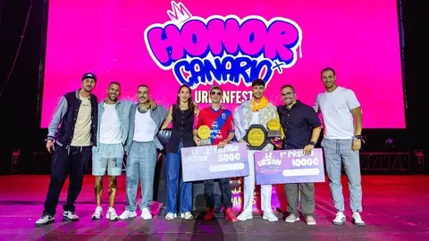 Autoridades con ganadores del LZ Urban Contest