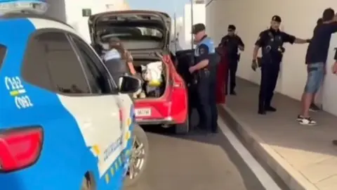 Policía Local de Arrecife realizando la detención.