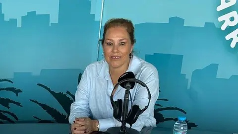 Astrid Pérez en el programa Entre Barrios de Crónicas Radio.