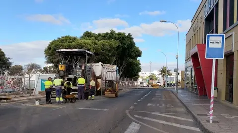 Reasfaltando de este tramo de la Vía Medular que permitirá la reapertura al tráfico tras las obras del Emisario Submarino.