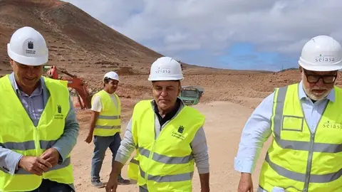 Domingo Cejas y Jesús Machín en la visita de las obras de regadío de Tinajo-Teguise.