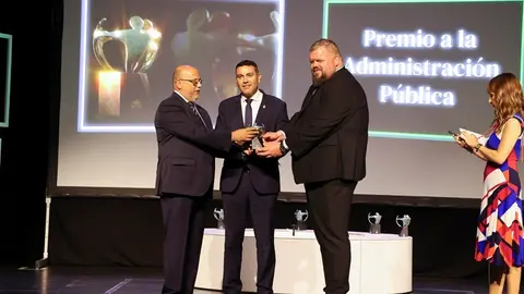 Oswaldo Betancort recibiendo el premio en la gala de los premios ONCE.