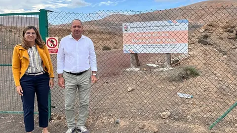 Los dos concejales de Yaiza en la puerta de entrada del recinto sin uso en estos momentos.