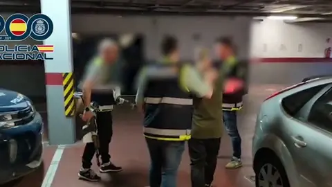 La Policía Nacional realizando una de las detenciones por distribución de pornografía infantil.