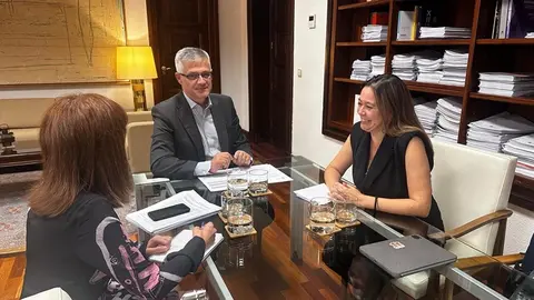 María Dolores Corujo  en una reunión con el secretario de Estado de Vivienda.