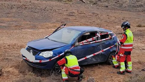 Momento en el que los bomberos  balizaron el vehículo siniestrado