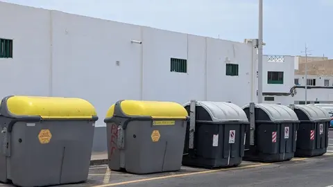 Imagen de una de las zonas en las que hay cámaras de vigilancia al lado de los contenedores