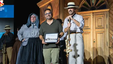 El concejal de Festejos, Echedey Eugenio, con la placa conmemorativa del acto