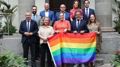 La presidenta del Parlamento, Astrid Pérez, con los integrantes de la Mesa de la Cámara y los portavoces de los grupos