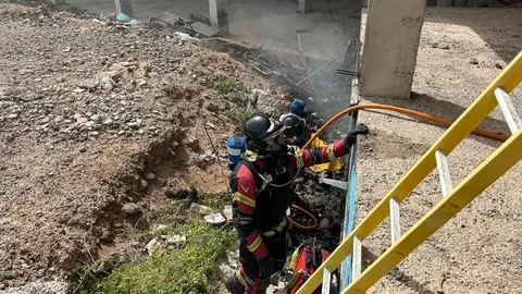 Momento de la actuación de los bomberos