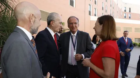 El lanzaroteño Manuel Fajardo con Francina Armengol y otras autoridades