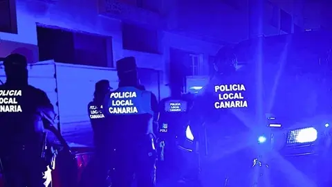 Un dispositivo de 10 agentes de la Policía Local de Arrecife intervino en esta desokupación de 14 viviendas en el barrio de San Francisco Javier 