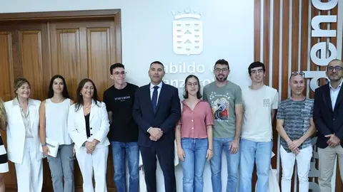 Oswaldo Betancort junto a los alumnos con mejores cualificaciones de la PAU.