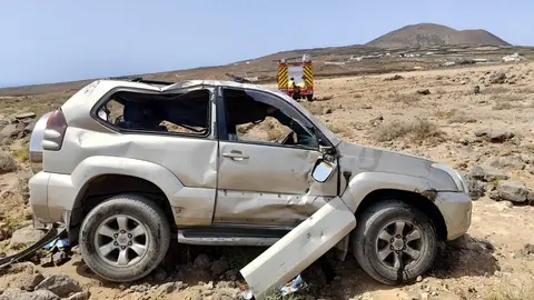 Imagen del vehículo tras el vuelco.