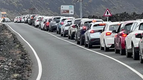 Imagen de la cola kilométrica en el acceso al parque nacional de Timanfaya.