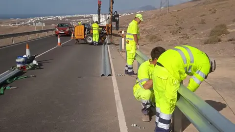 Imagen de los operarios rematando la obra