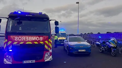 Camión de los bomberos del Consorcio de Seguridad y Emergencias junto a los vehículos de la Policía Local.