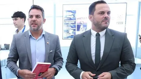 Yonathan de León junto a su compañero de partido Jacobo Medina.