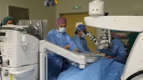 Sanitarios realizando una intervención de retina.