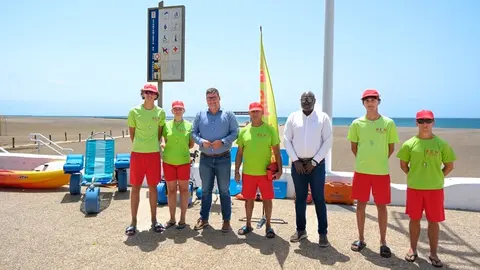 Isidro Pérez y Mamadou Yero Sy Cisse junto a los socorristas en Playa Honda.