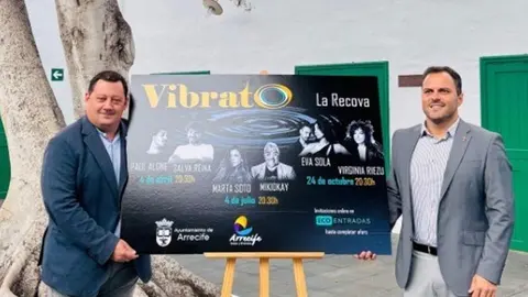 Óscar López y Yonathan de León con el cartel de Vibrato.
