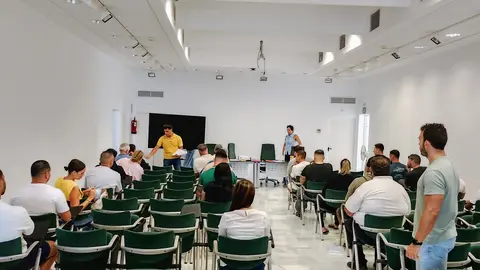 El concejal  Mario González Altube presente en  la celebración del examen para el permiso de conductor de taxi