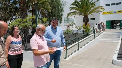 Isidro Pérez, Raúl de León y Estefanía Luzardo en su visita a las obras de los colegios de San Bartolomé.