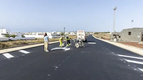 Operarios del Ayuntamiento realizando las labores de asfaltado en Costa Teguise.