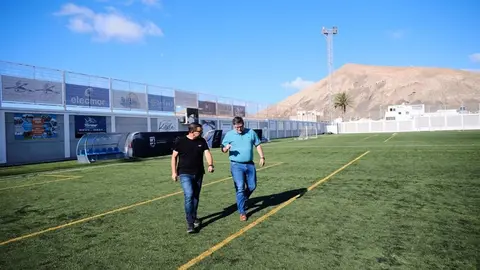 Isidro Pérez y Alexis Hernández en una de las instalaciones deportivas del municipio.