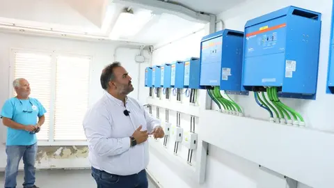 Samuel Martín supervisando las nuevas instalaciones