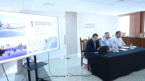 José Valla, Oswaldo Betancort y Samuel Martín en la presentación de la estrategia de la Bahia Arrecife.
