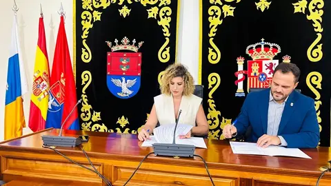 El alcalde de Arrecife, Yonathan de León, y la portavoz del PP y concejala de Recursos Humanos, Eli Merino, anuncian la mayor oferta pública de empleo en la historia del Ayuntamiento 