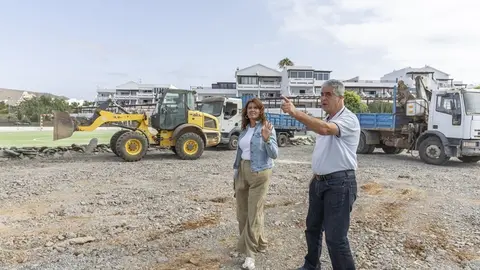 Olivia Duque y Eugenio Robayna presentes en las obras de remodelación de la cancha del residencial Teguisol en Costa Teguise.
