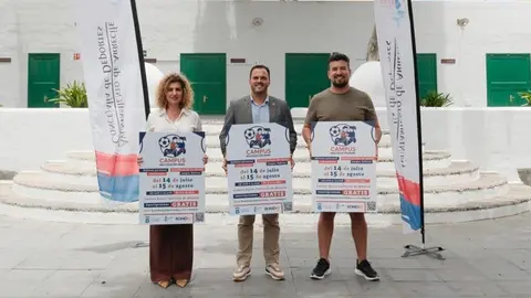 Momento de la presentación del campus con el alcalde de Arrecife al frente
