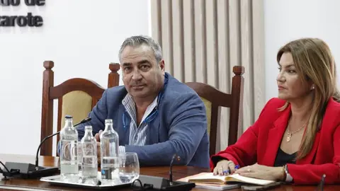 Ángel Vázquez y María Jesús Tovar en un pleno del Cabildo.