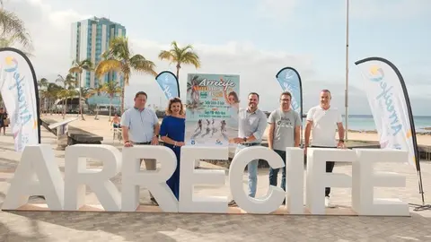 El alcalde de Arrecife, Yonathan de León, fue el encargado de presentar el evento en la misma Playa del Reducto junto a los productores y dos ediles de su equipo.