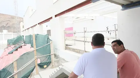 Isidro Pérez y Alexis Hernández junto a las obras.