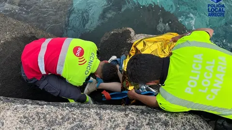 Asistencia de la Policía Local de Arrecife ante una caída en la zona del litoral marítimo de la capital de Lanzarote