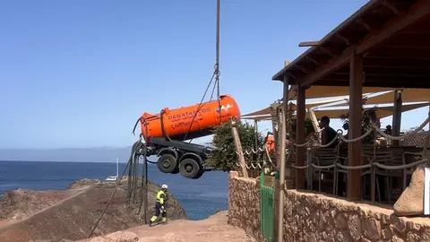 Grúa realizando la retirada del camión en Papagayo.