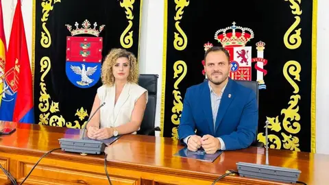 La concejal de Recursos Humanos, Eli Merino, junto al alcalde de Arrecife, Yonathan de León.