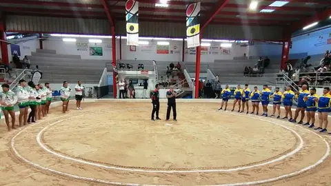 Imagen del inicio de la contienda entre los dos equipos