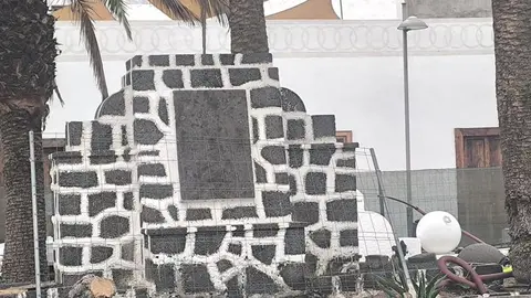 Imagen del monumento con la cruz cristiana eliminada de la parte superior