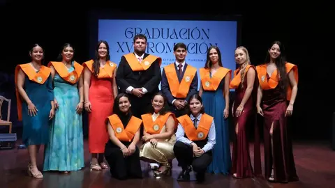 Los alumnos en el escenario de Jameos