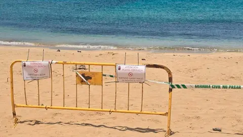 Imagen de la valla que ha colocado la Guardia Civil con su precinto