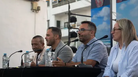 El pregonero junto al alcalde y el concejal de Festejos