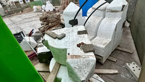 Imagen de los restos de la cruz recogidos por un vecino de la zona