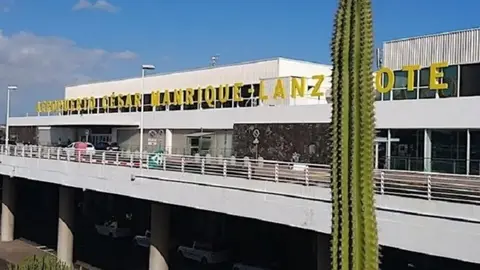 Imagen de la entrada al aeropuerto de Lanzarote.