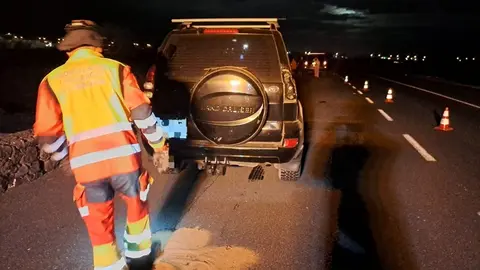 Bombero junto al vehículo tras colocarlo sobre las cuatro ruedas.