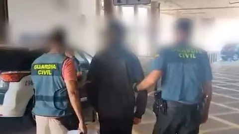 La Guardia Civil con el detenido en la T2 del aeropuerto de Lanzarote.